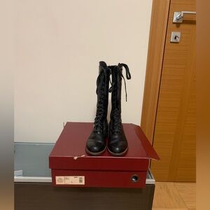 Wolverine 1000 Mile Sophia lace up boots.